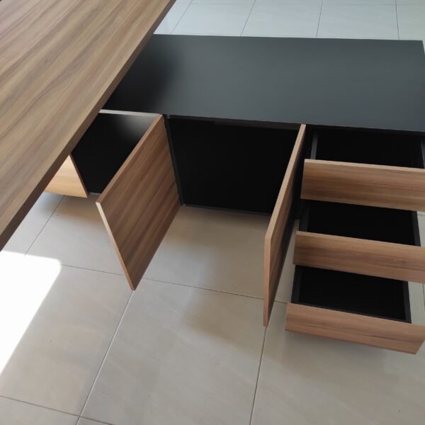 Escritorio ejecutivo moderno minimalista, en paquete, con su librero, Modelo L025-A