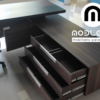 L024C4 5 Escritorio ejecutivo moderno grande con cajonera lateral y diseño industrial. Modelo L024-C-4