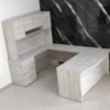 Escritorio ejecutivo moderno, en forma de U, con cajones y librero. Modelo C017-A