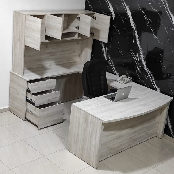 Escritorio ejecutivo moderno, en forma de U, con cajones y librero. Modelo C017-A