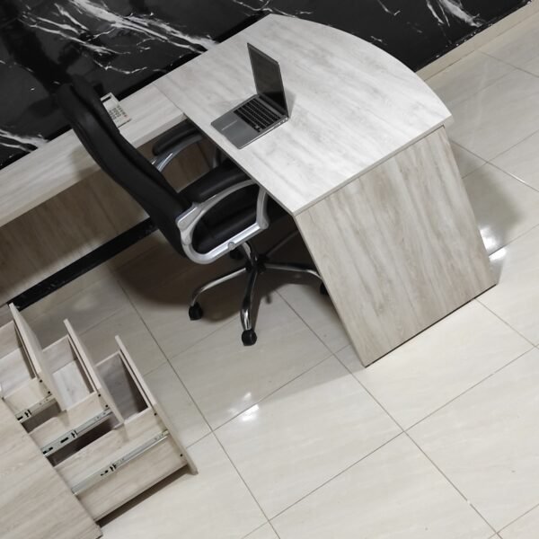 Escritorio ejecutivo moderno, en forma de U, con cajones y librero. Modelo C017-A