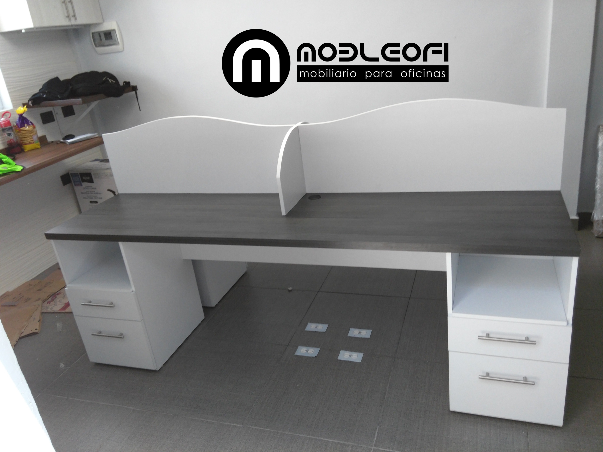 Módulos de trabajo en oficina para 4 personas