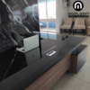 Escritorio en L moderno minimalista ejecutivo, con vidrio negro, credenza y cajones, para altos directivos. L030