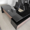 Escritorio en L moderno minimalista ejecutivo, con vidrio negro, credenza y cajones, para altos directivos. L030
